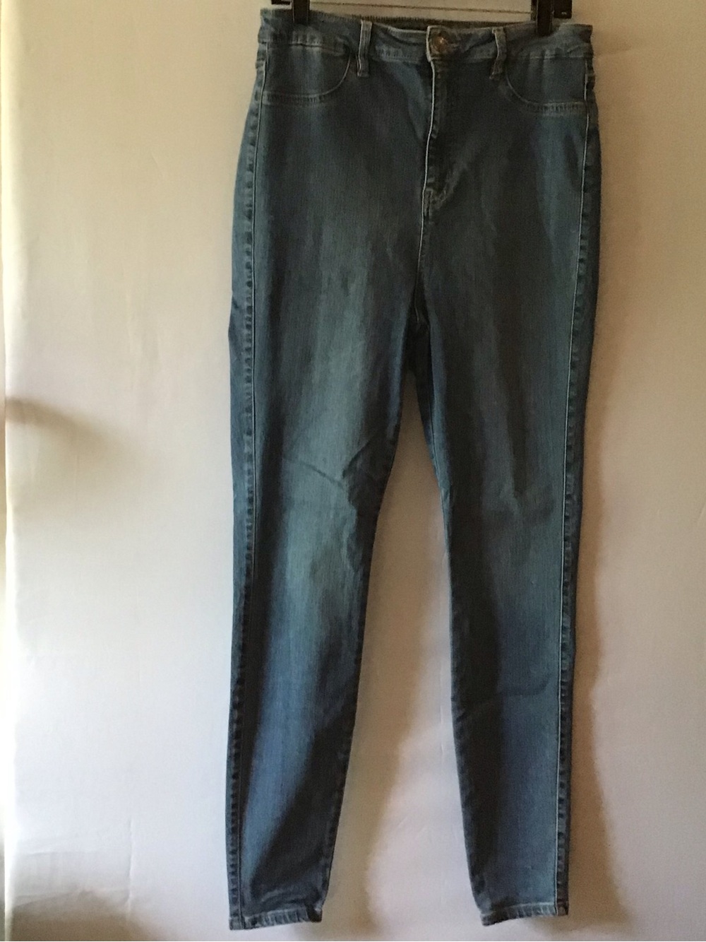 382 Fashion Nova Skinny Jeans in Blue Wash